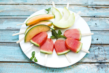 Teller mit hausgemachten Wassermelonen-Eislutschern, Scheiben von Galia- und Cantaloupe-Melone - MAEF011913