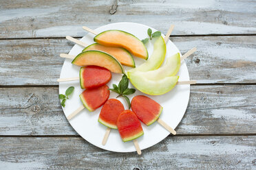 Teller mit hausgemachten Wassermelonen-Eislutschern, Scheiben von Galia- und Cantaloupe-Melone - MAEF011914