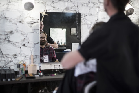 Friseursalon, Friseur und Kunde, lizenzfreies Stockfoto