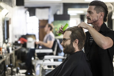 Friseur kämmt das Haar eines Kunden - ZEF009199