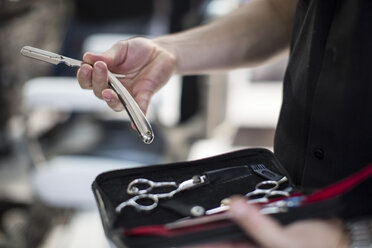 Schere und Ausrüstung aus der Kiste im Friseursalon genommen - ZEF009216