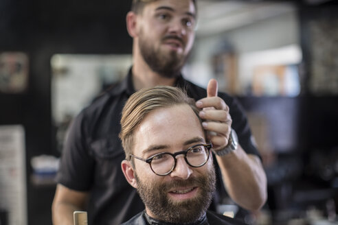 Friseur und Kunde, lächelnd - ZEF009222