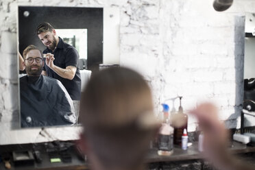 Friseur und Kunde, Friseur kämmt sein Haar - ZEF009224