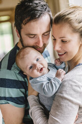 Mutter und Vater mit einem kleinen Jungen - HAPF000649