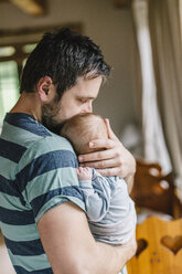 Father with baby boy at home - HAPF000652