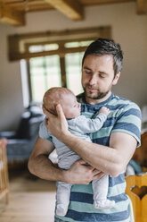 Father with baby boy at home - HAPF000653