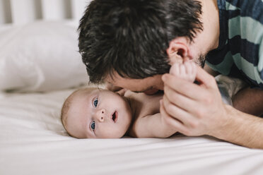 Father with baby boy at home - HAPF000661