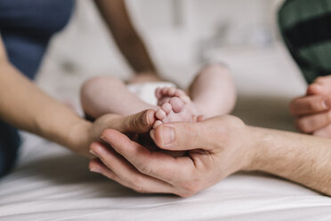 Mutter und Vater mit einem kleinen Jungen - HAPF000670