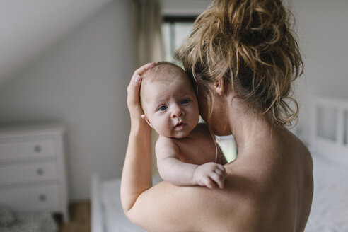 Mutter mit kleinem Jungen zu Hause - HAPF000681