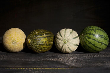 Vier verschiedene Melonen vor dunklem Hintergrund - MAEF011922