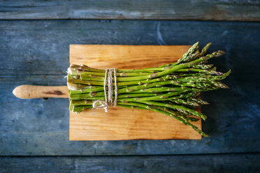 Bunch of green asparagus on wooden board - KIJF000599