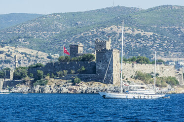 Türkei, Bodrum, Ägäis, Burg Bodrum und Segelboot - THA001636