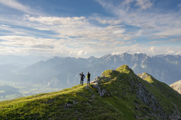 Österreich, Tirol, Wanderer mit Blick ins Tal - MKFF000307