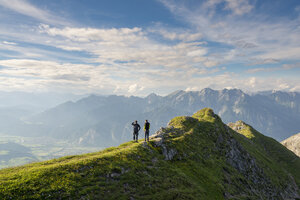 Österreich, Tirol, Wanderer mit Blick ins Tal - MKFF000307