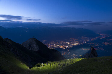 Österreich, Tirol, Blick auf Innsbruck am Abend - MKFF000308