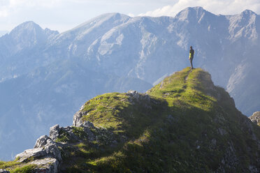 Österreich, Tirol, Wanderer auf Gipfel stehend - MKFF000309
