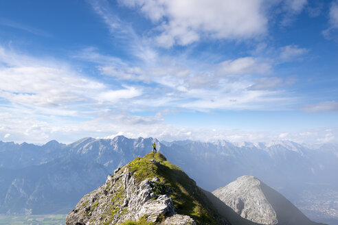 Österreich, Tirol, Wanderer auf Gipfel stehend - MKFF000310