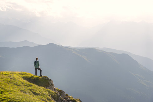 Österreich, Tirol, Wanderer schaut in die Ferne - MKFF000312