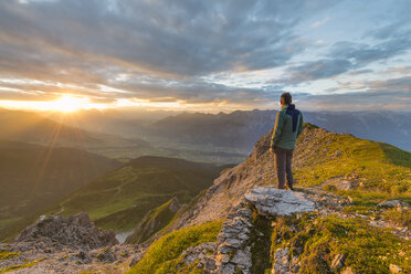 Österreich, Tirol, Wanderer genießt den Sonnenuntergang - MKFF000316