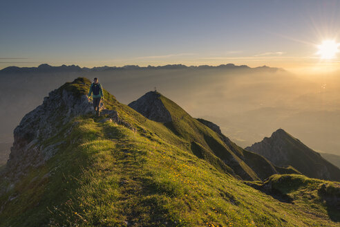Österreich, Tirol, Wanderer auf Bergrücken bei Sonnenaufgang - MKFF000318