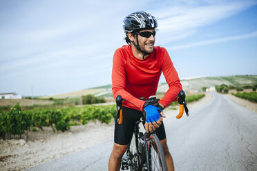 Spain, Andalusia, Jerez de la Frontera, Cyclist man while smiling - KIJF000621