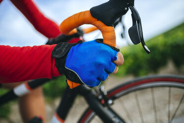 Close-up of hand cyclist on the bike handlebar - KIJF000626