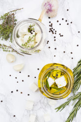 Glas gewürfelter Schafskäse, eingelegt in Olivenöl, Thymian, Knoblauch, Pfeffer und Rosmarin - LVF005149