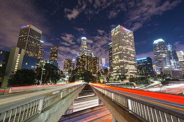 USA, Kalifornien, Los Angeles, Stadtzentrum bei Nacht - EPF000115