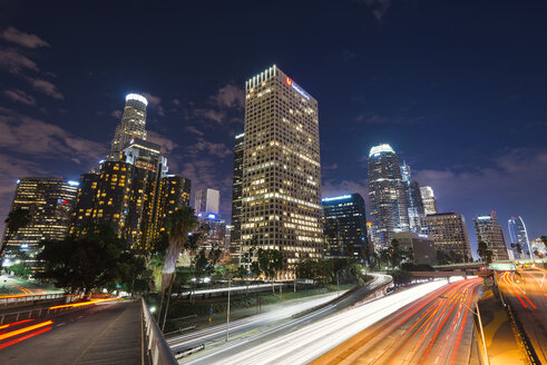 USA, Kalifornien, Los Angeles, Stadtzentrum bei Nacht - EPF000116