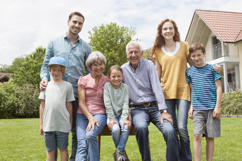 Porträt einer glücklichen Großfamilie im Garten - RBF004757