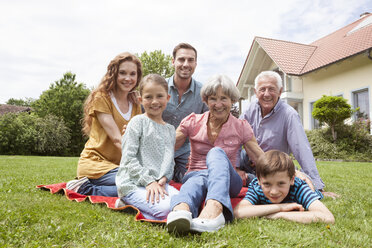 Porträt einer glücklichen Großfamilie im Garten - RBF004758