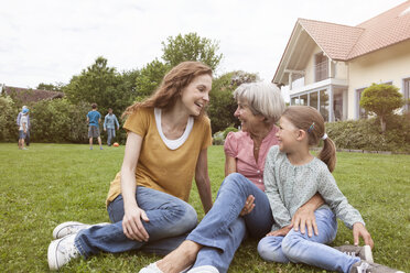 Glückliche Großfamilie im Garten - RBF004767