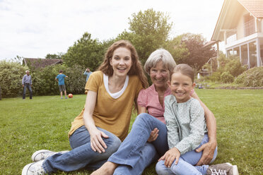 Porträt einer glücklichen Großfamilie im Garten - RBF004768