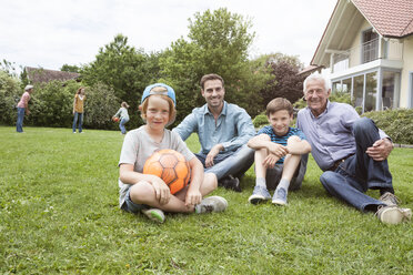 Porträt einer glücklichen Großfamilie im Garten - RBF004770