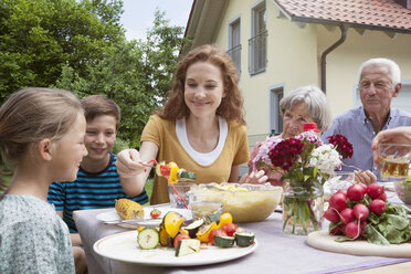 Essen mit der Großfamilie im Garten - RBF004779
