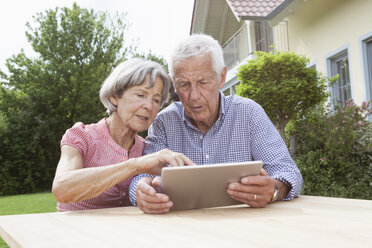 Älteres Paar benutzt digitales Tablet im Garten - RBF004811