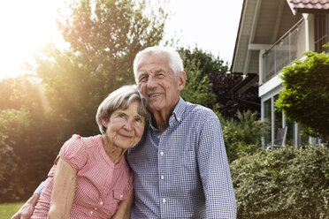 Glückliches Seniorenpaar im Garten - RBF004814