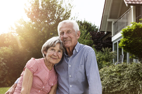 Happy senior couple in garden - RBF004814