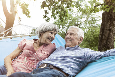 Happy senior couple in hammock - RBF004822