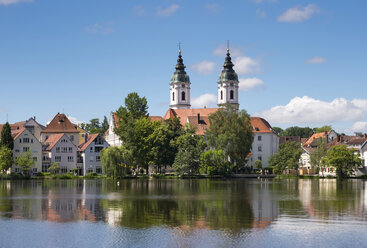 Germany, Baden-Wuerttemberg, Swabia, Upper Swabia, Bad Waldsee, town lake and Parish Church St. Peter - SIEF007059