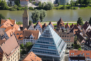 Deutschland, Baden-Württemberg, Ulm, Glaspyramide mit Zentralbibliothek, Donaustrom und Metzgerturm - SIE007061