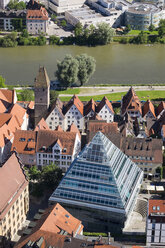 Deutschland, Baden-Württemberg, Ulm, Glaspyramide mit Zentralbibliothek, Donaustrom und Metzgerturm - SIE007062