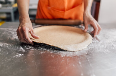 Hände einer Frau bei der Zubereitung von Pizzateig, Nahaufnahme - MGOF002078