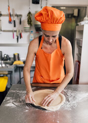 Pizzabäcker bereitet Teig vor - MGOF002079