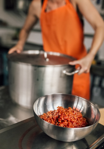 Schüssel mit Tomatensauce für Pizza in der Küche, lizenzfreies Stockfoto