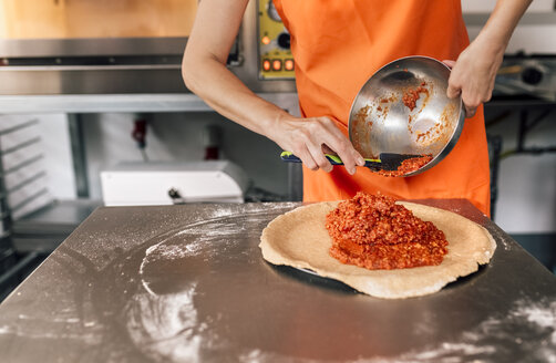 Pizzabäcker bei der Arbeit, Teilansicht - MGOF002083