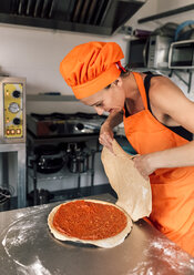 Pizzabäcker bei der Arbeit - MGOF002085