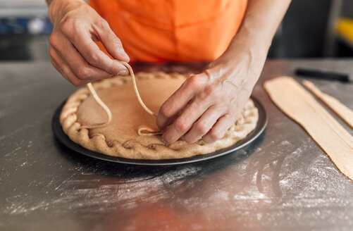 Frauenhände bereiten Pizzateig vor, Nahaufnahme - MGOF002090