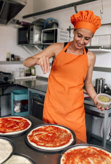 Pizzabäcker bei der Arbeit - MGOF002101