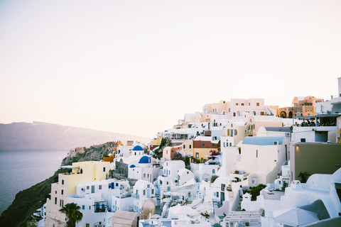 Griechenland, Santorin, Oia, Blick auf das Dorf in der Abenddämmerung, lizenzfreies Stockfoto